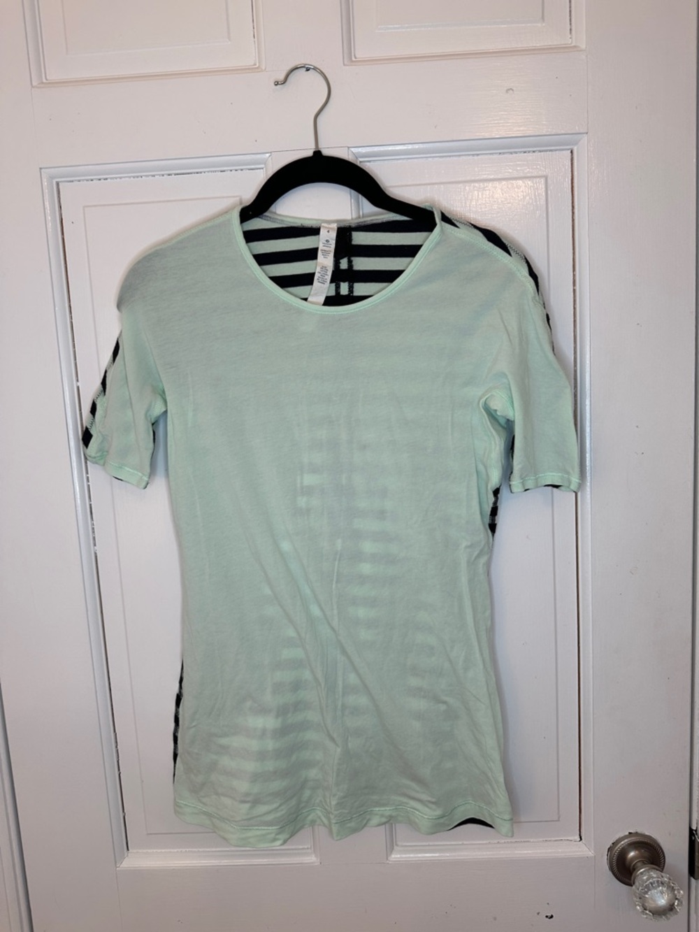 lululemon athletica Mint Green Tee with Black Stripe Back size 4 EUC